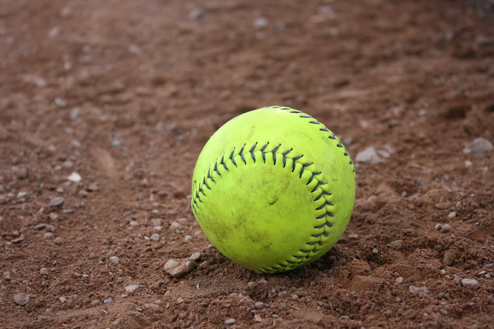 En estos tiempos de adaptación, nuevos aires, nuevos colores, nuevos amigos y nuevo territorio una simple bola de softball no recuerda una larga y alegre infancia en nuestra tierra.
