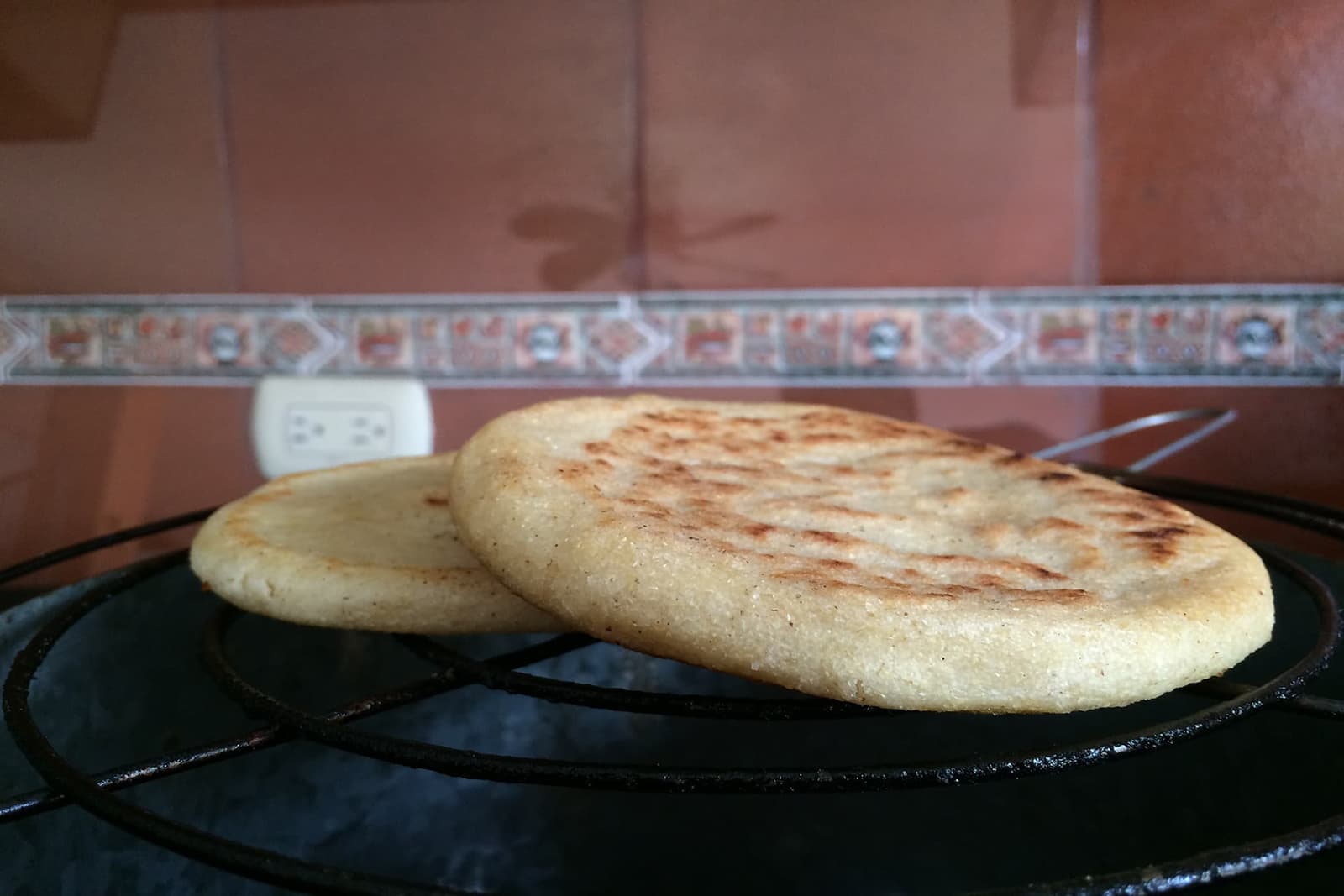 El sabor de unas buenas arepas, es sin duda, la mejor conexión emocional que tenemos con nuestra tierra, los chilenos siempre hablan de la empanada, ahora están aprendiendo a comer estas delicias.