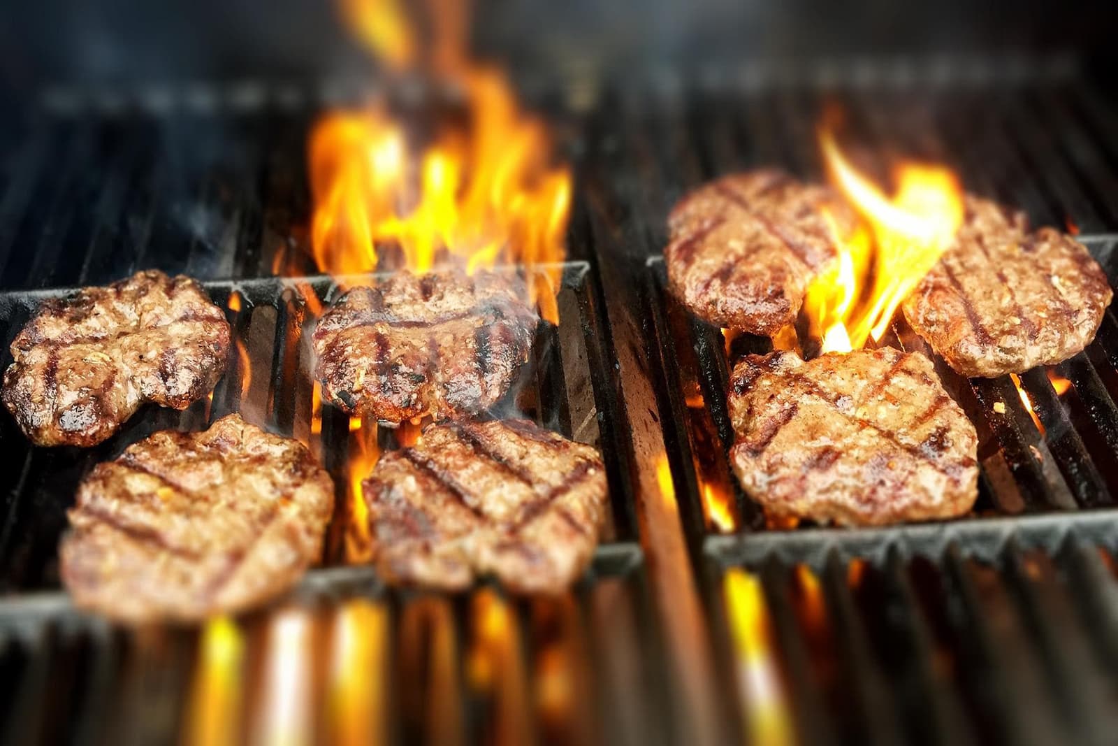 Una costumbre muy chilena y a la que nos acostumbramos rápido es a prender la parrilla para cada evento, celebración o sólo por el placer de prenderla. En este cumpleaños no podía faltar.