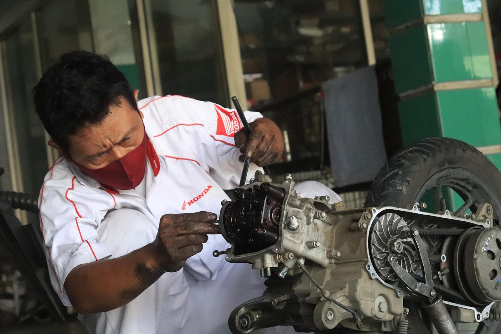 Siempre es recomendable llevar tu moto a talleres especializados y certificados para realizar procedimientos delicados.