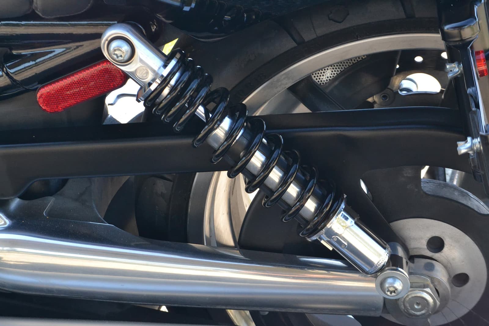 Engrasa la cadena cada vez que laves la moto, es recomendable también lubricar con un spray de grasa específicamente fabricado para motocicletas.
