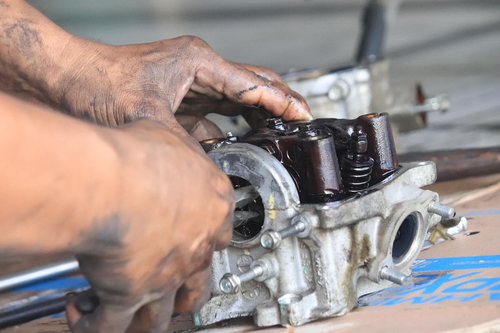 Para el desmontaje del motor debes ser ordenado y meticuloso y debes saber que en este paso te vas a encontrar con tornillos que no quieren salir y cosas por el estilo, así que aconsejamos paciencia, WD40 y una pistola de calor.